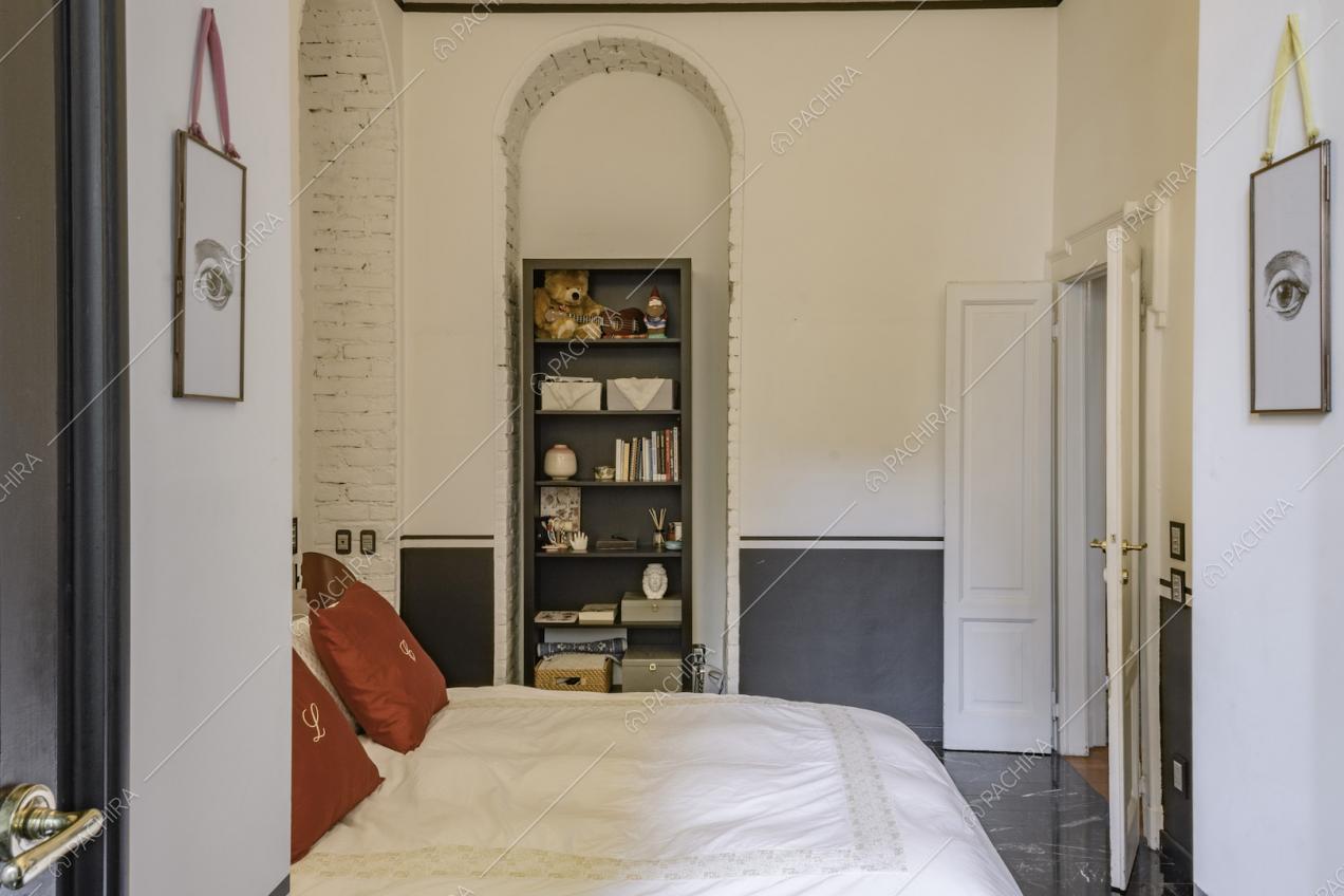 Mattoni a vista sulle pareti della camera da letto