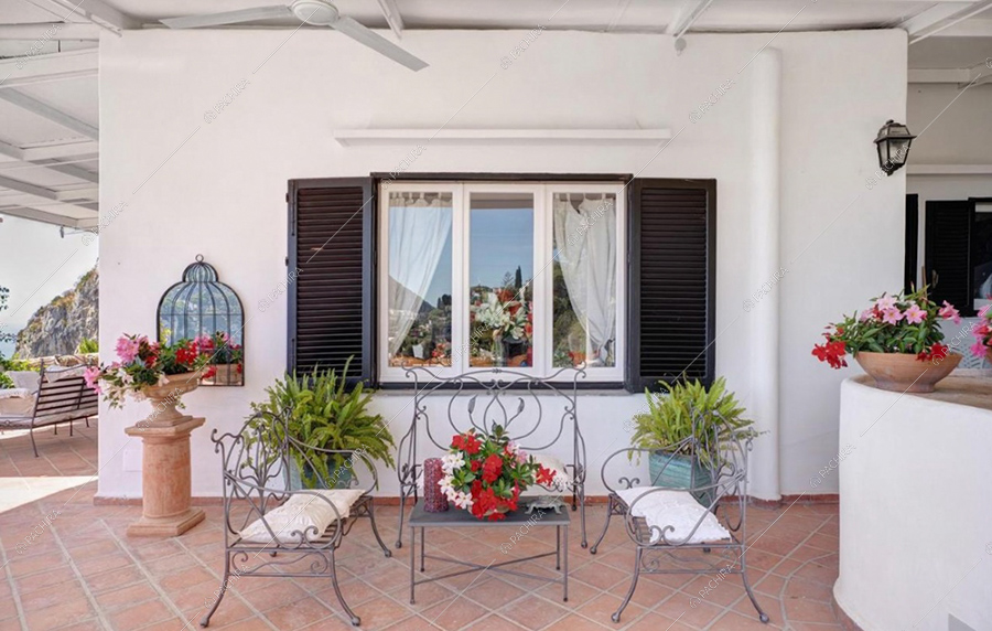 Esterni della villa Oder, location in stile classico a Napoli
