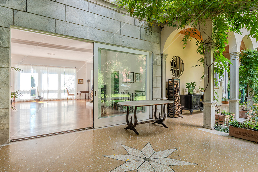 Veranda della villa Rainier, location in stile liberty a Milano