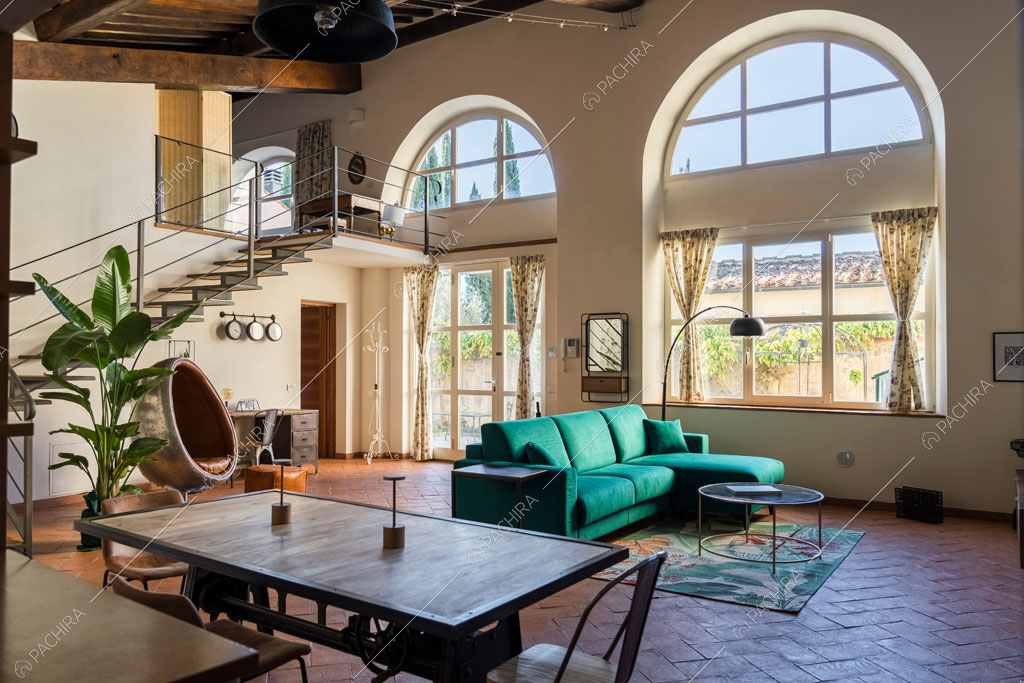 Zona living della villa Variscite, location in stile moderno a Firenze