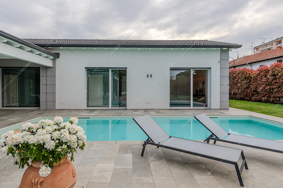 Piscina della villa Daintree, location in stile moderno a Varese