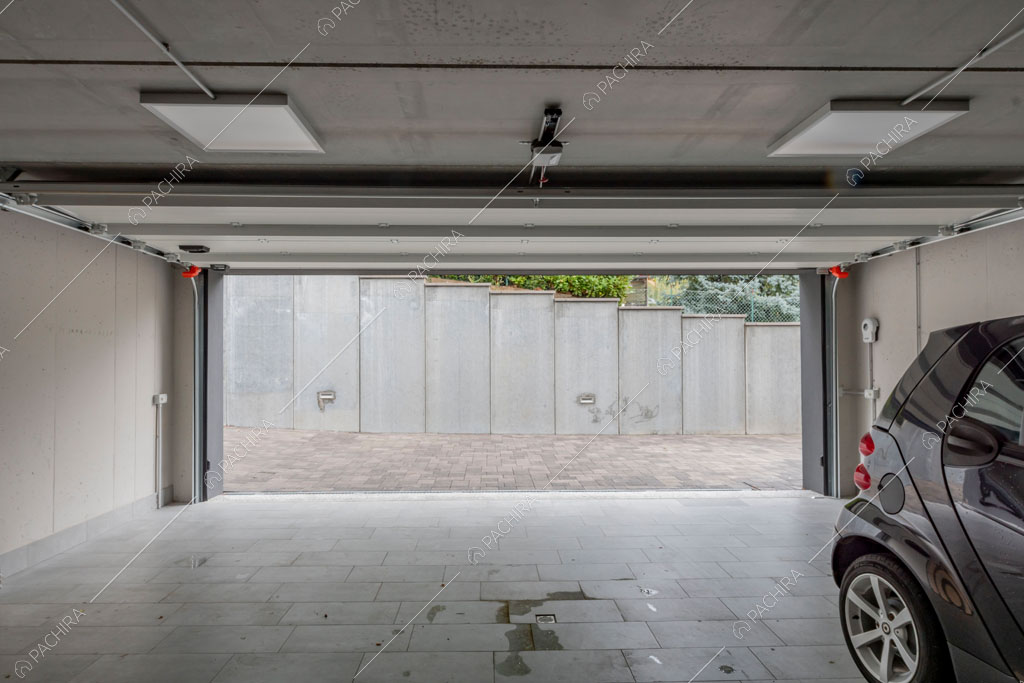 Garage della villa Amazonite, location in stile contemporaneo a Varese