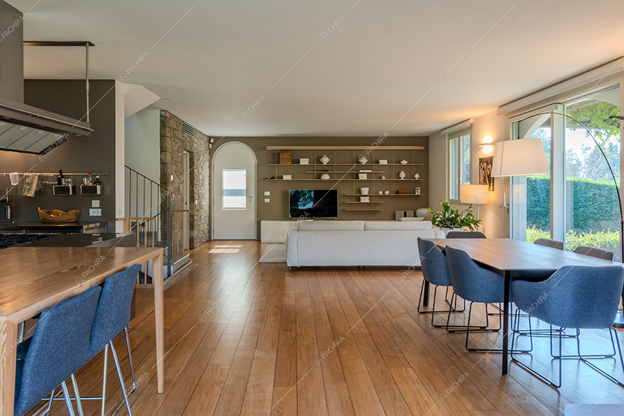 Zona living della villa Litani, location in stile moderno a Monza