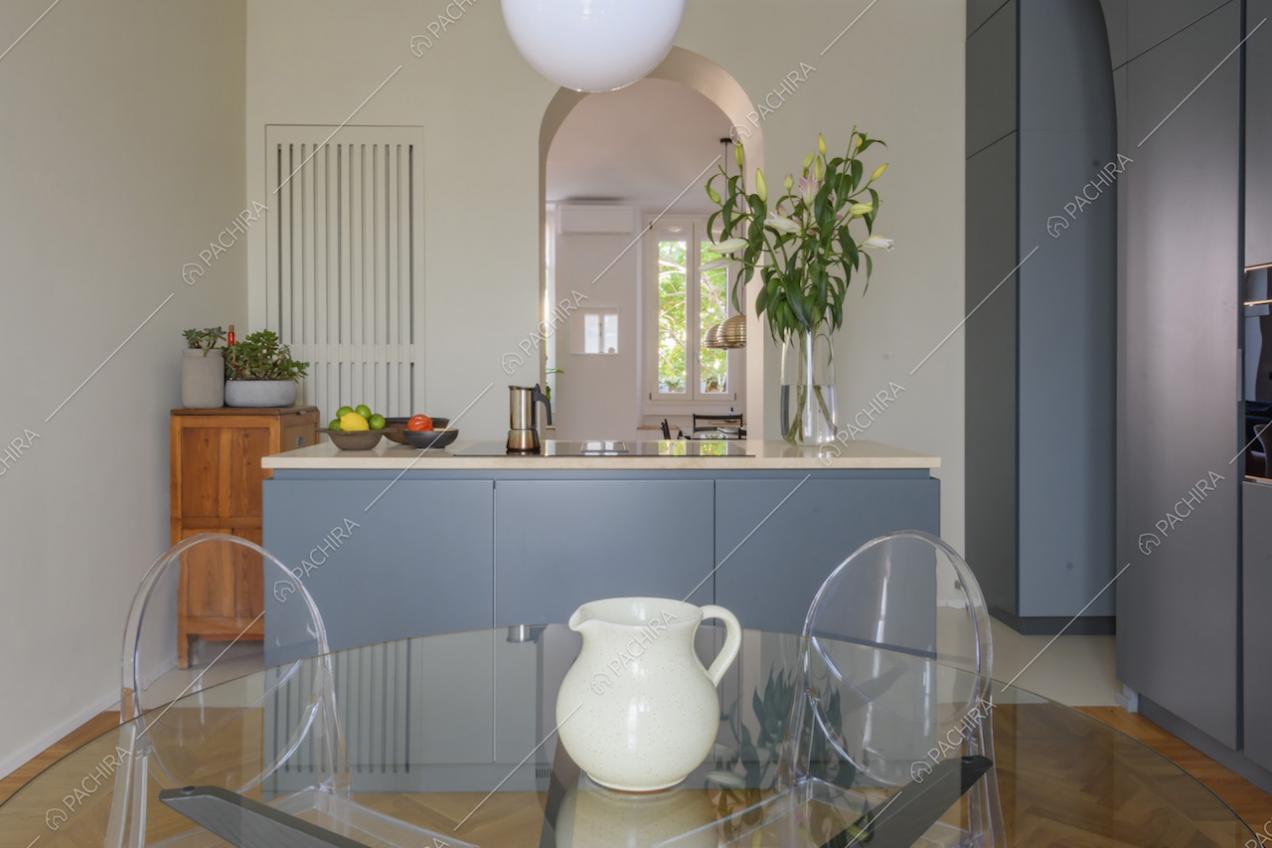 Cucina a isola color grigio con tavolo da pranzo