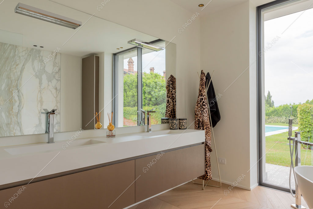 Bagno con parete in marmo della villa Ladoga, location in stile contemporaneo a Varese