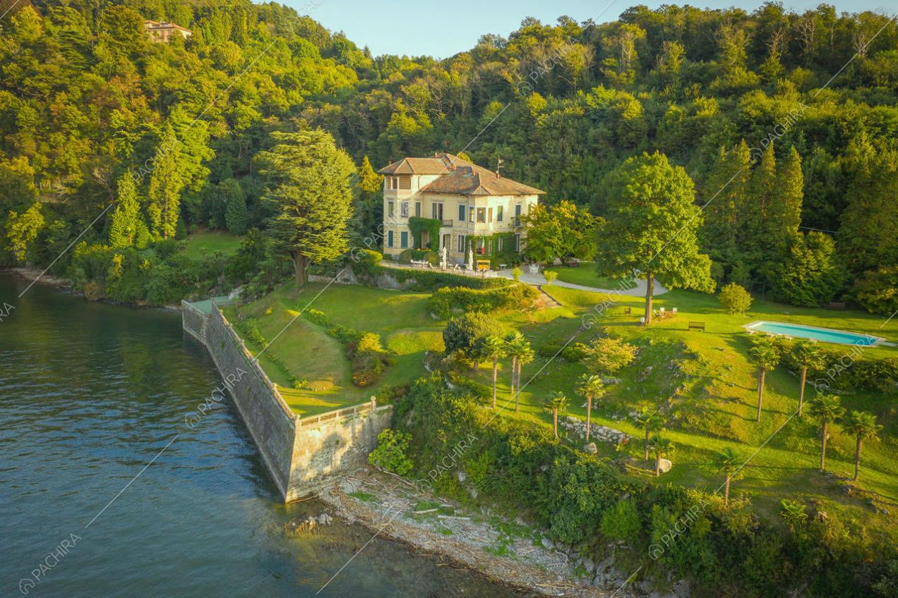 Panoramica della villa e del giardino con piscina