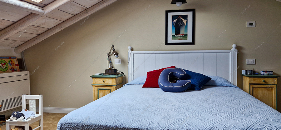 Camera da letto della villa Jaspis, location in stile moderno a Novara