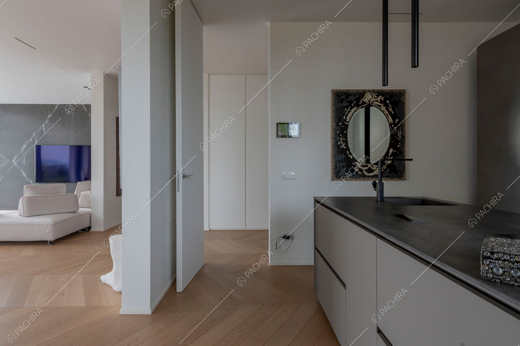 Pavimento in parquet nella zona living della villa Ladoga, location in stile contemporaneo a Varese