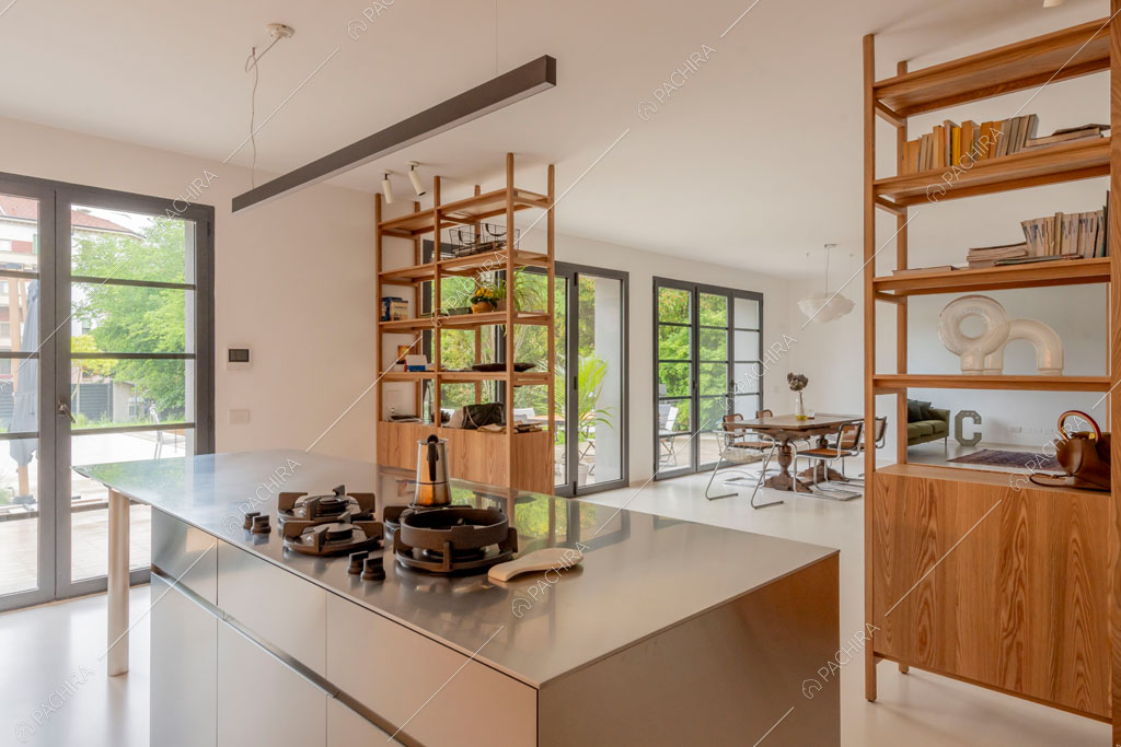 Cucina del loft Tigri, location in stile contemporaneo a Milano