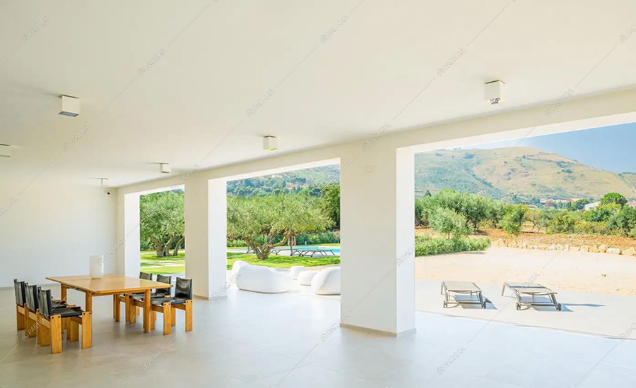 Veranda della villa Godavari, location in stile moderno a Trapani