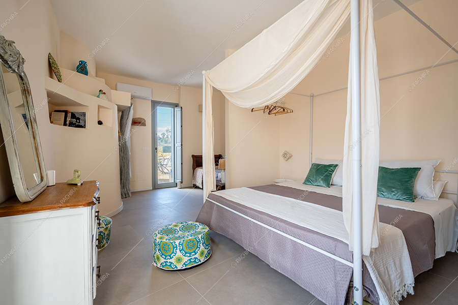 Letto a baldacchino della villa Sahel, location in stile rustico a Brindisi