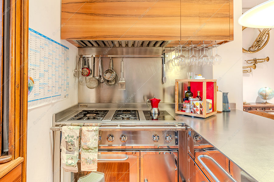 Cucina della villa Yamase, location in stile liberty a Milano