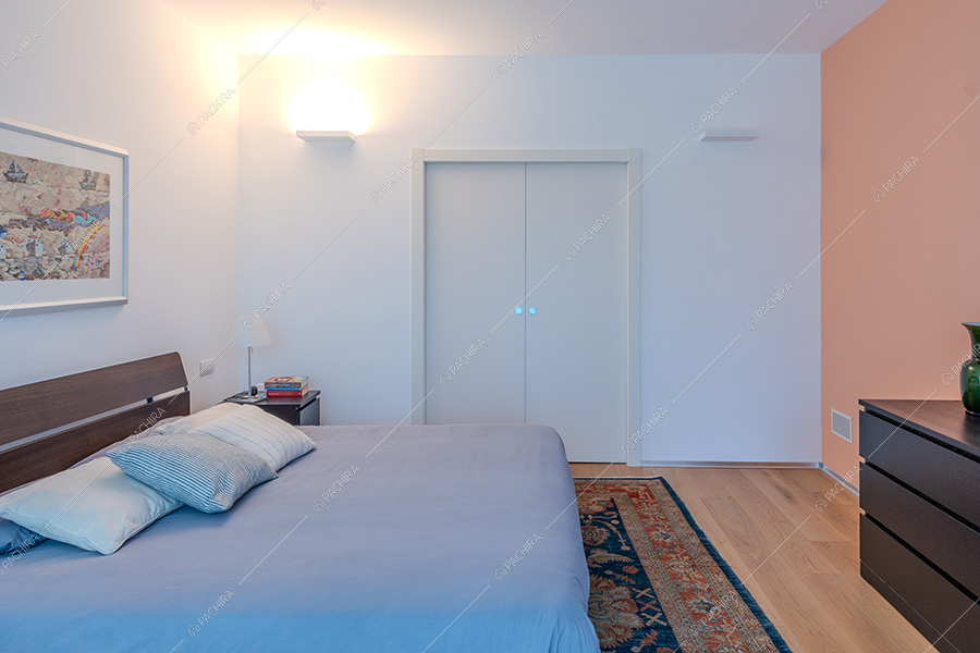 Camera da letto della villa Daintree, location in stile moderno a Varese