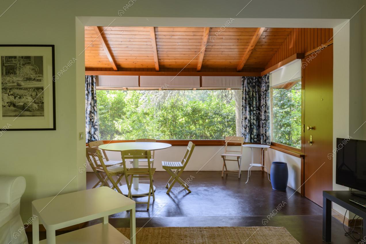 Sala e veranda della dépendance con travi a vista sul soffitto