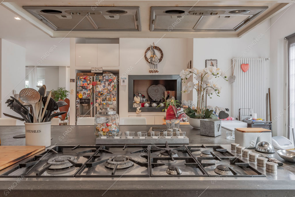 Fornelli a gas sull'isola della cucina della villa Bauxite, location in stile moderno a Roma