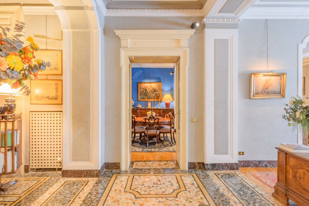 Atrio con pavimento in marmo dell'appartamento Agazzino, location in stile classico a Milano