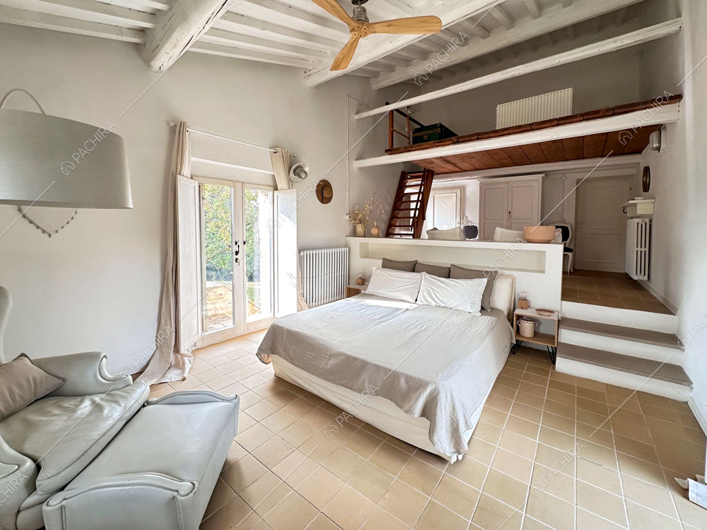 Grande camera da letto matrimoniale con soppalco e porta-finestra
