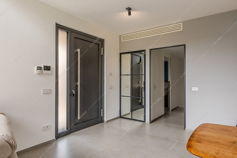 Ingresso della villa moderna Adenia, location per shooting a Varese