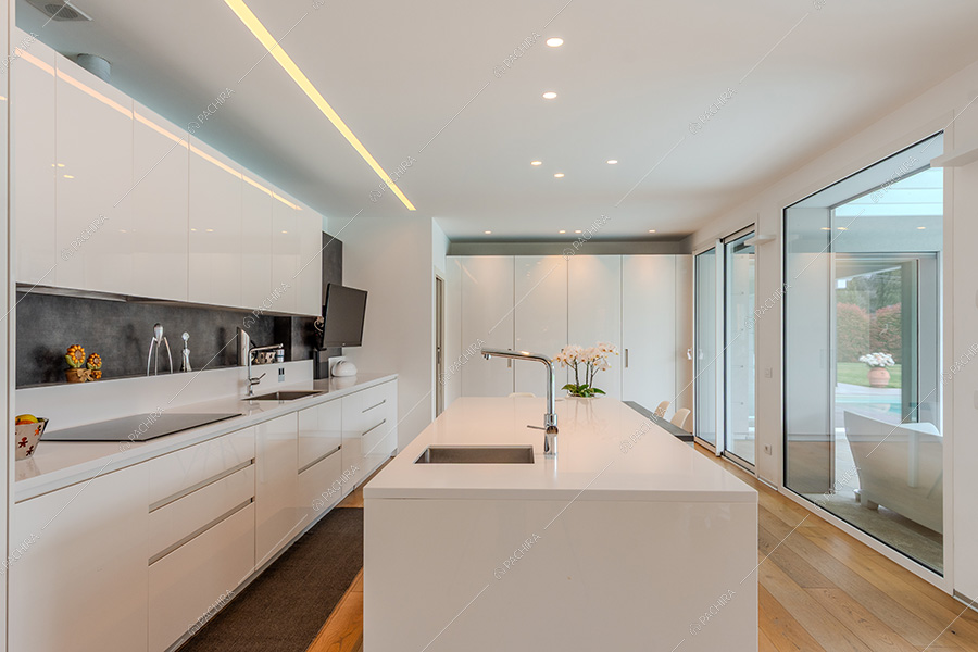 Cucina a isola della villa Daintree, location in stile moderno a Varese