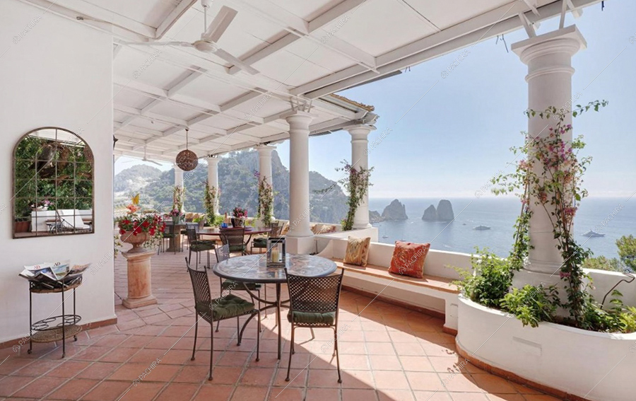 Veranda della villa Oder, location in stile classico a Napoli