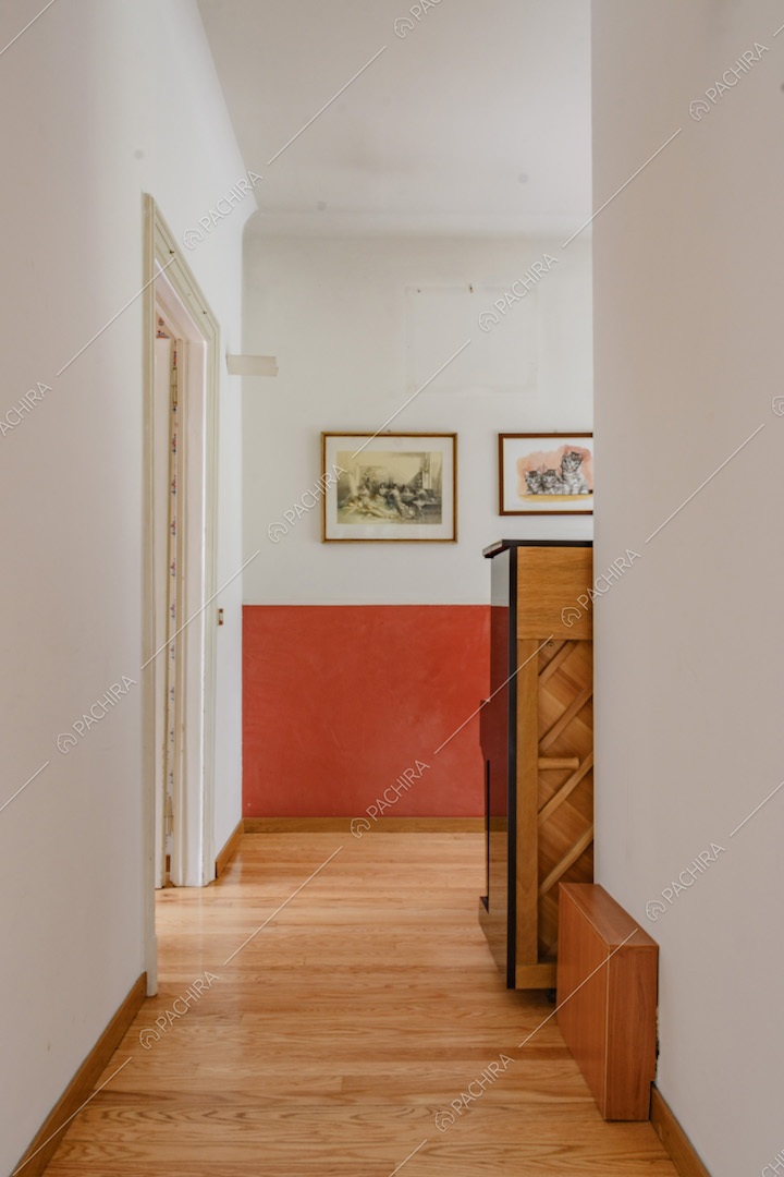 Pavimento in parquet e parete rossa e bianca