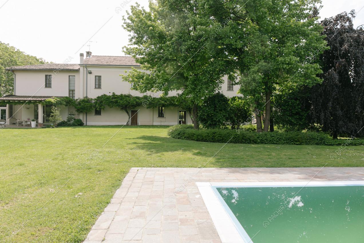Vista sulla villa e la veranda dalla piscina