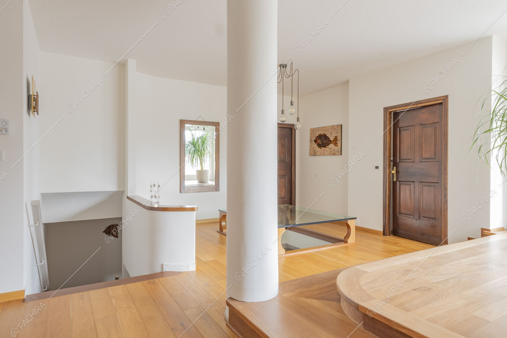 Atrio con pareti bianche e vista sulle scale della villa Bris, location in stile contemporaneo a Torino