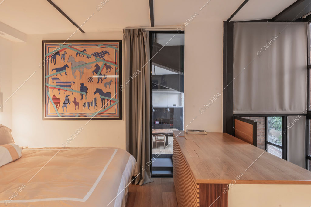 Pareti bianche nella camera da letto del loft Berillio, location in stile contemporaneo a Roma