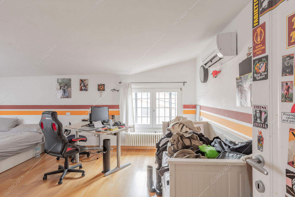 Camera da letto con pavimento in parquet della villa Bauxite, location in stile moderno a Roma