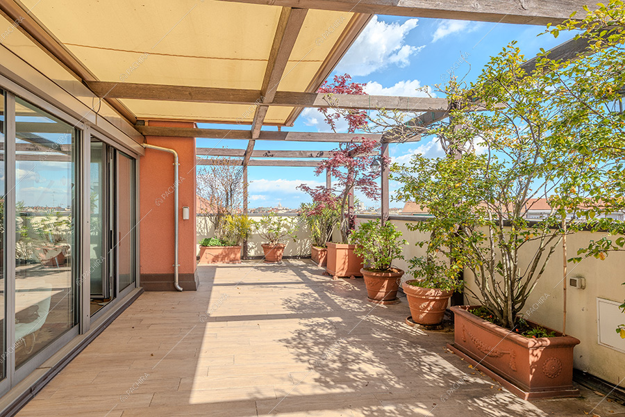 Terrazza dell'appartamento Vardar, location in stile classico a Milano