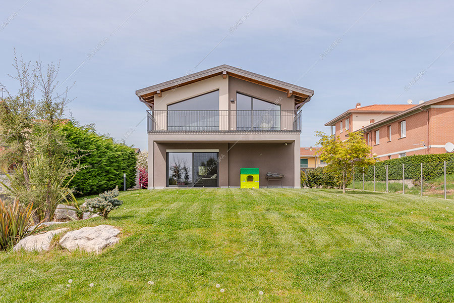Esterni della villa moderna Adenia, location per shooting a Varese