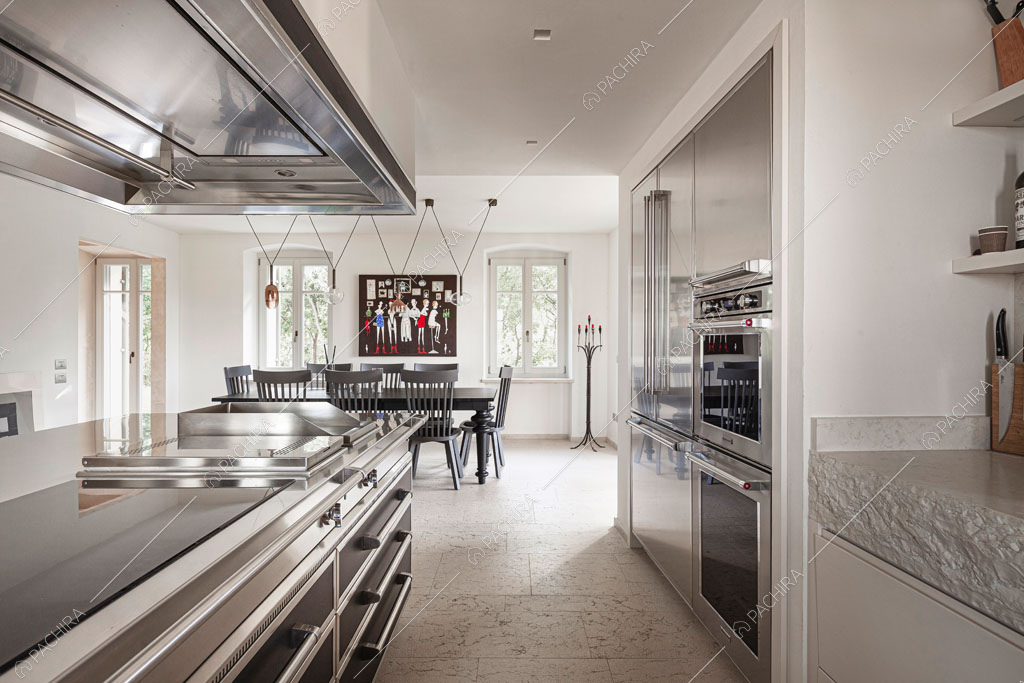 Cucina con fornelli a induzione della villa Ghibli, location in stile contemporaneo a Verona