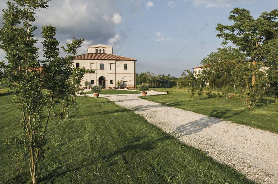 Viottolo di accesso alla villa