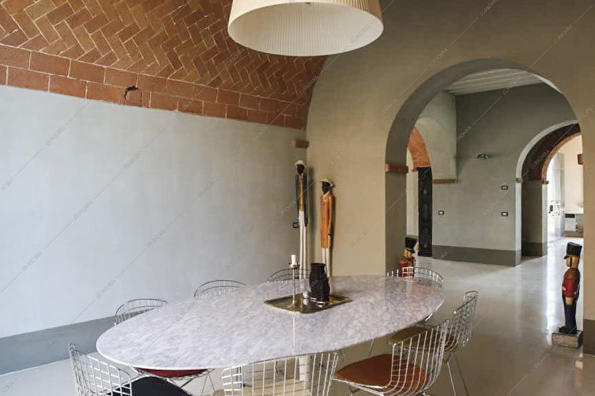 Tavolo da pranzo con consolle in marmo, soffitto in mattoni a volta