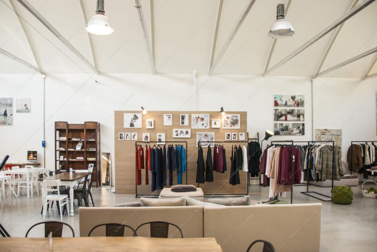 Zona abbigliamento e altri tavoli bianchi