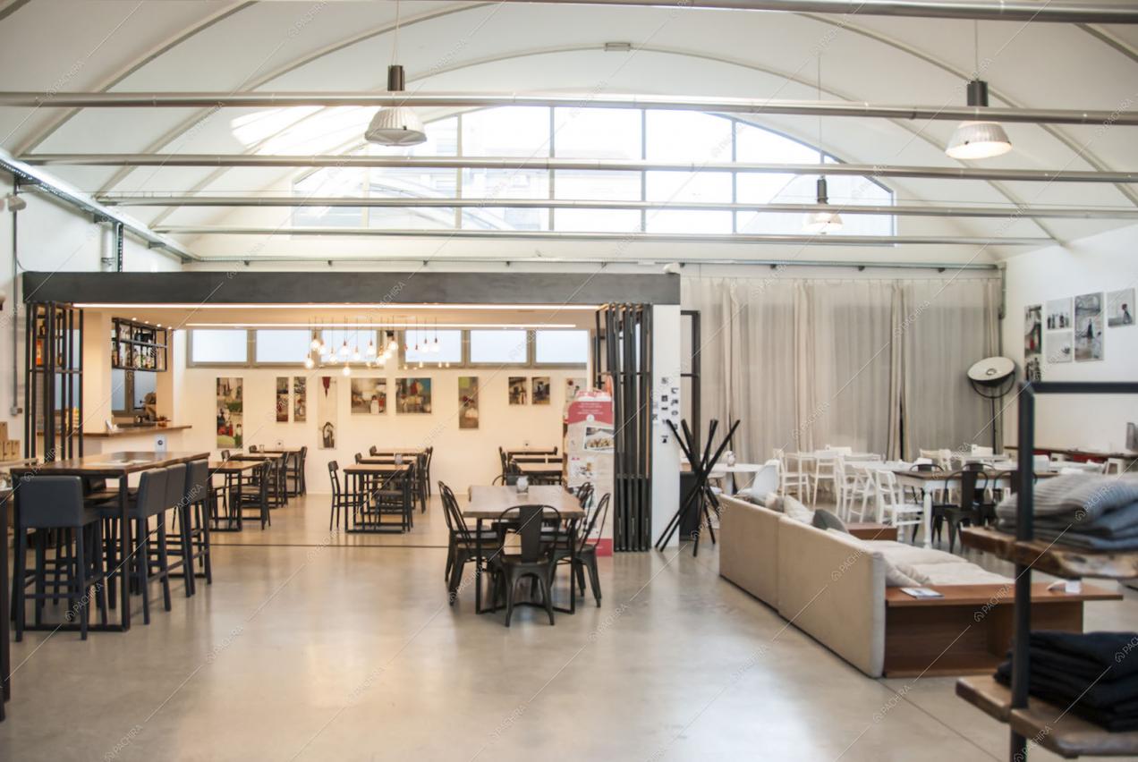 Locale con tavoli, sgabelli neri