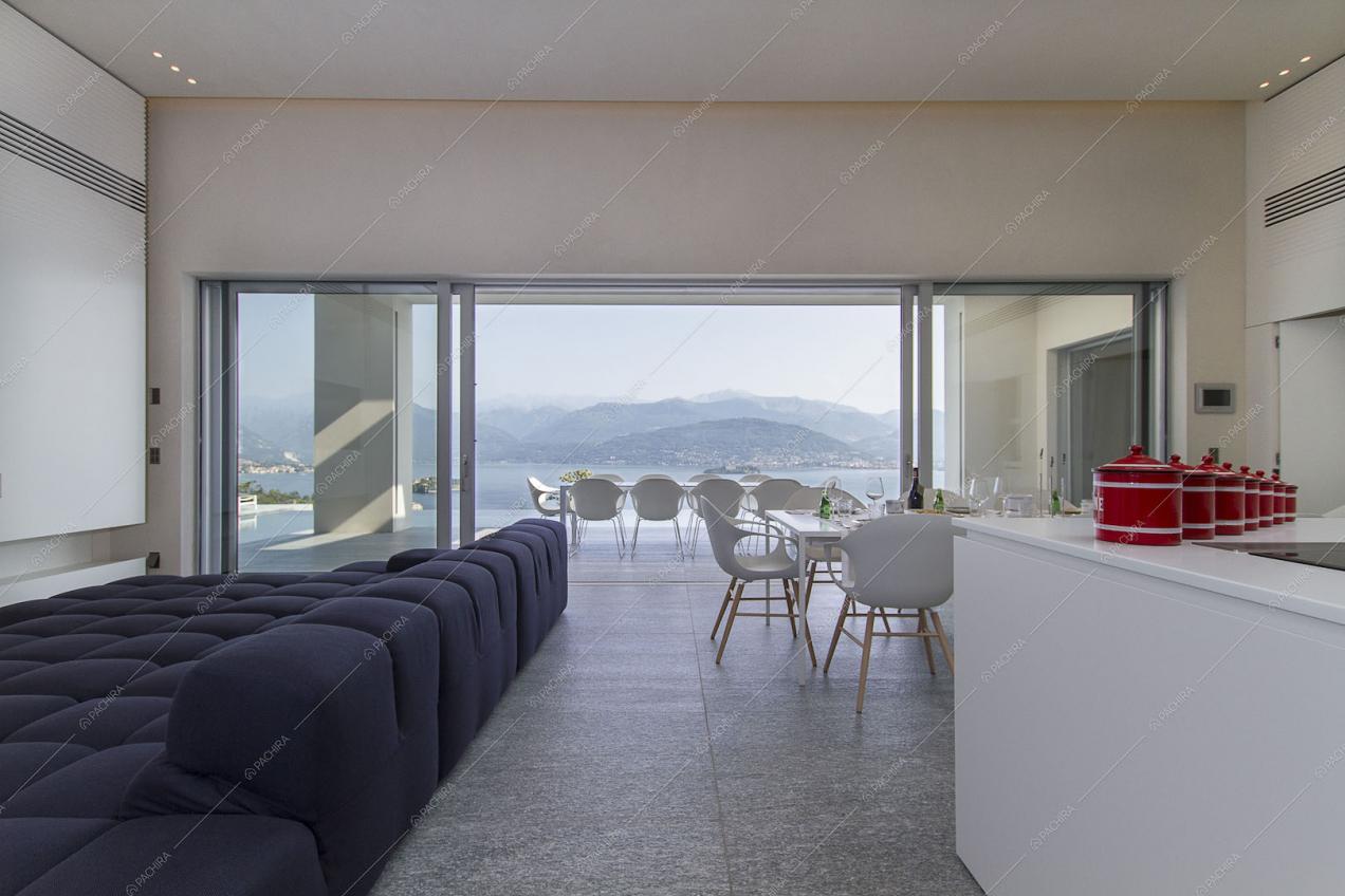 Divano, tavolo da pranzo interno ed esterno, vista panoramica