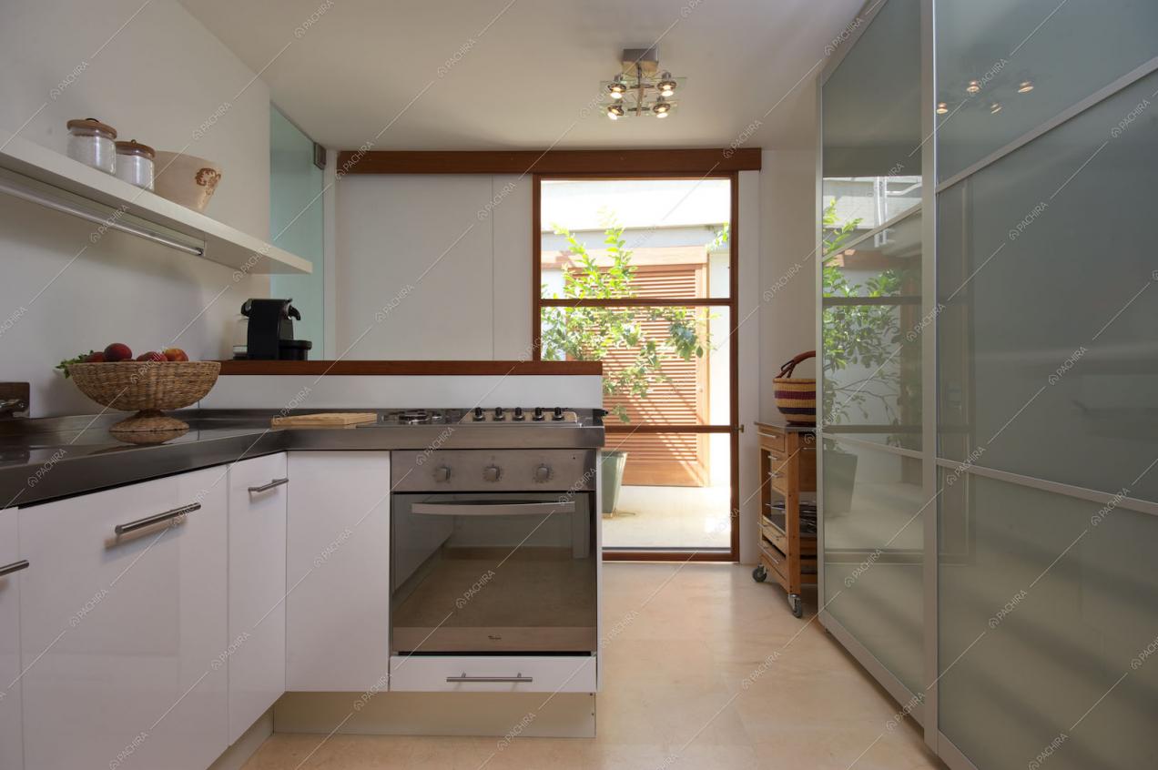 Cucina con fornelli a gas