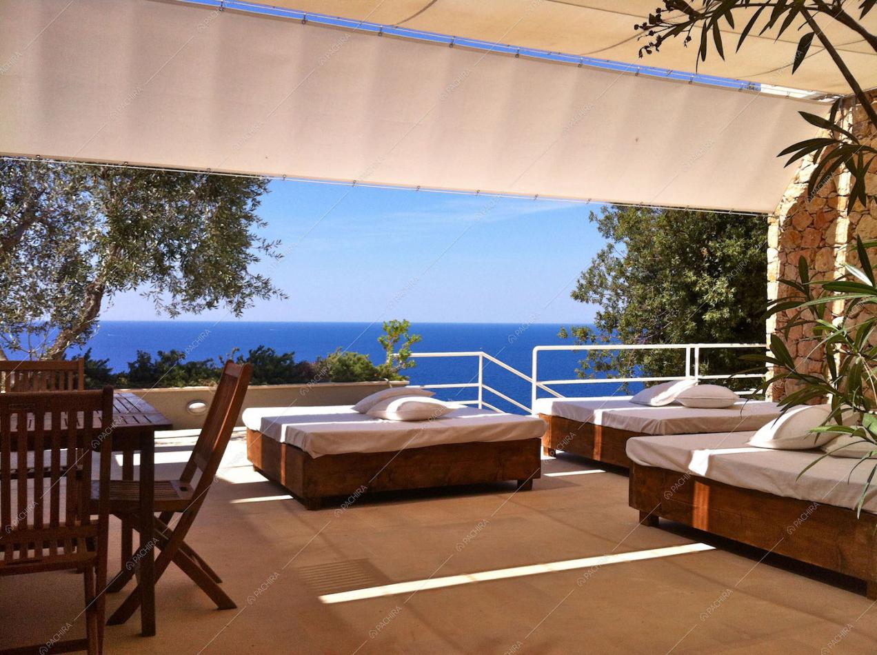Divani e tavolo da pranzo in terrazza