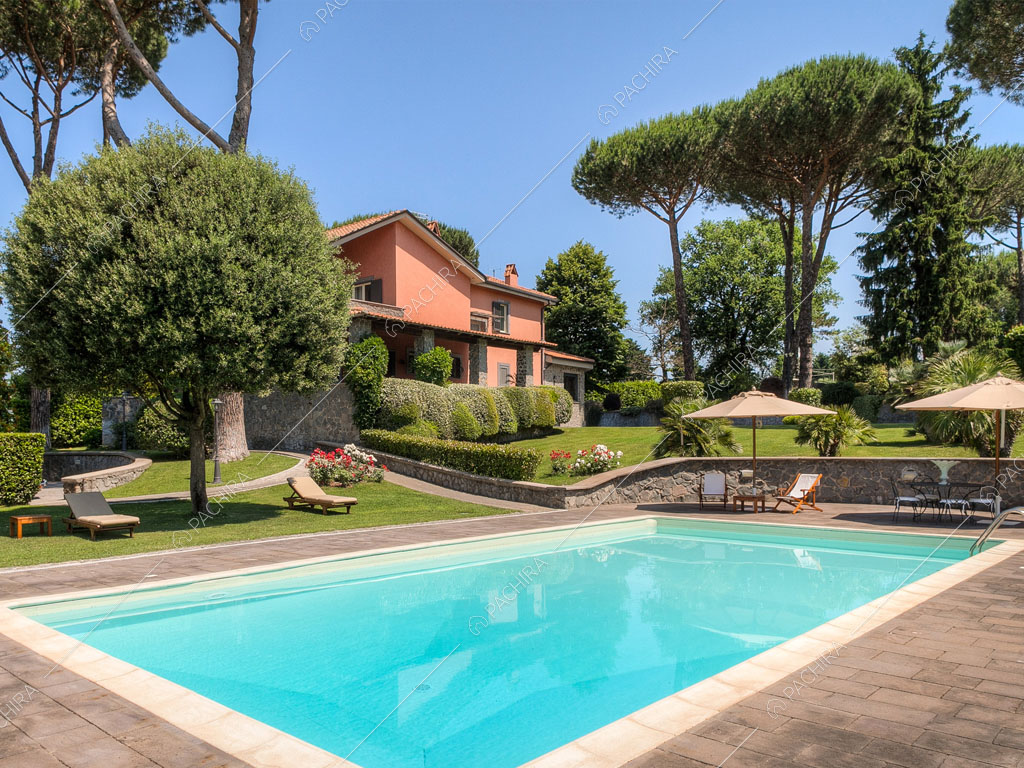 Piscina della villa Kunzite, location in stile moderno a Roma