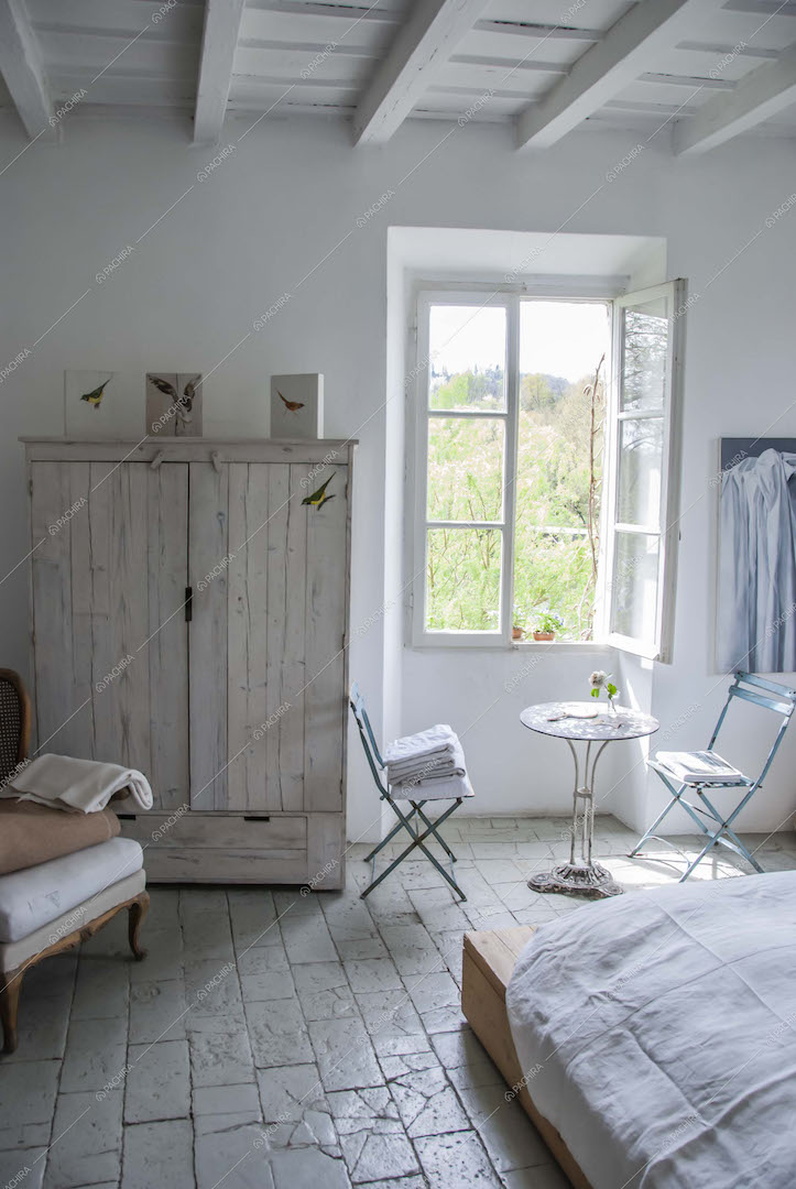 Camera da letto con armadio bianco delabré