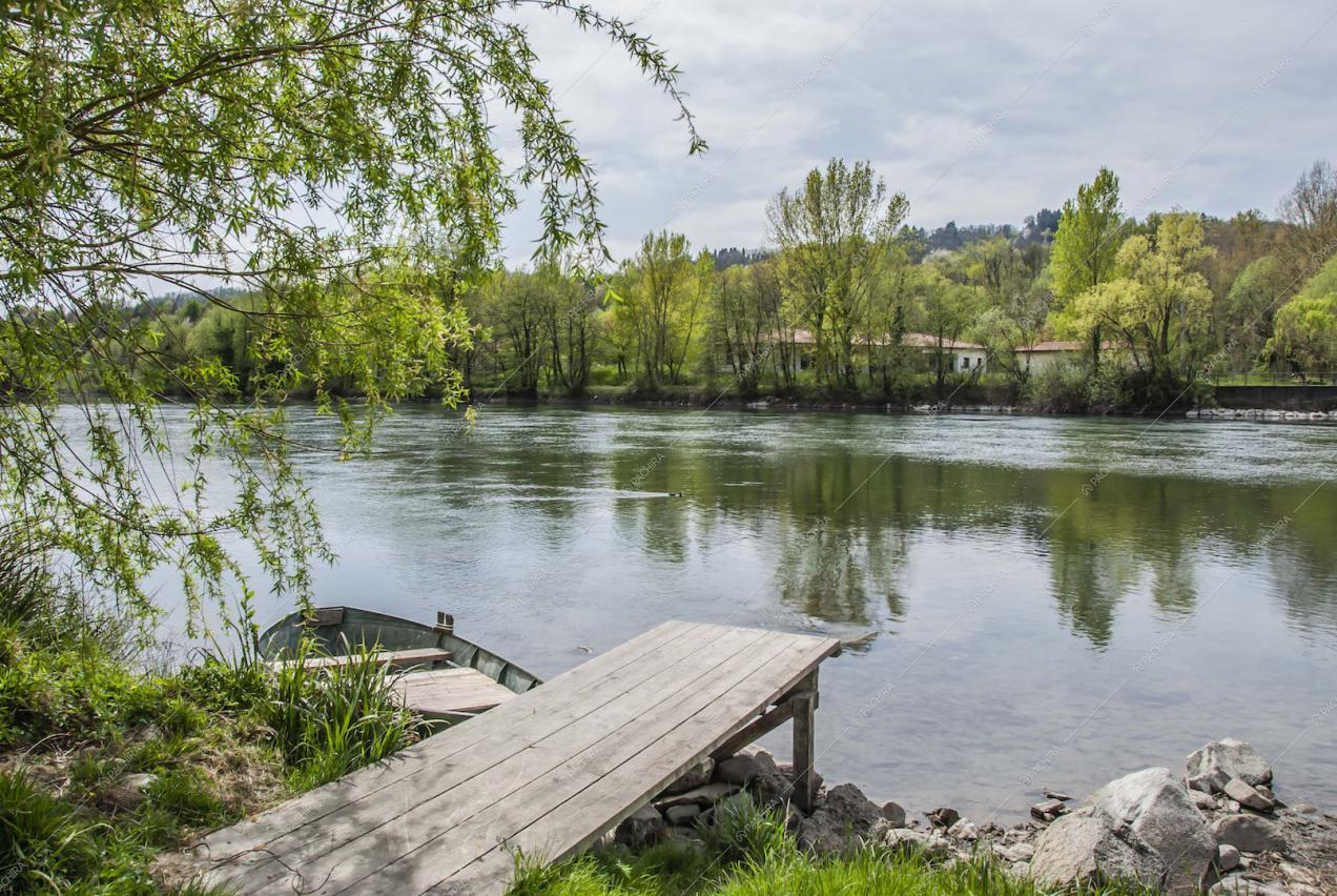 Moletto sul fiume e barchetta