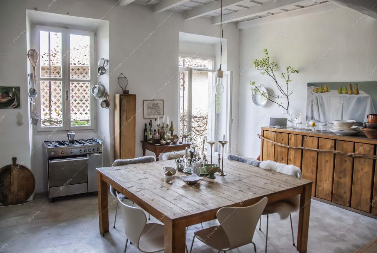 Zona cucina con fornelli a gas