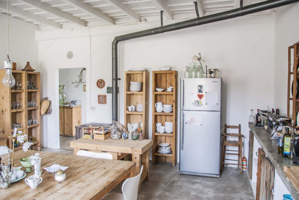 Cucina con pavimento in cemento lisciato