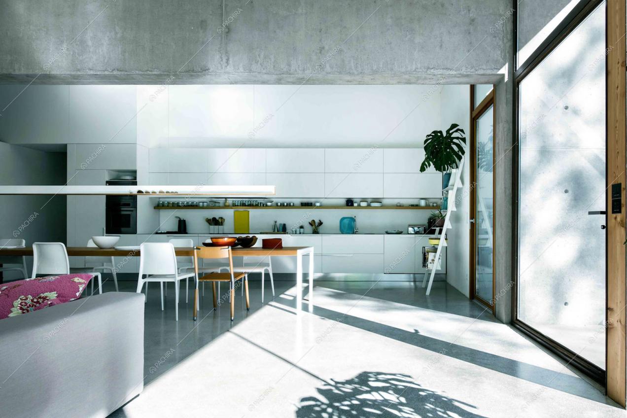 Vista sulla cucina a parete