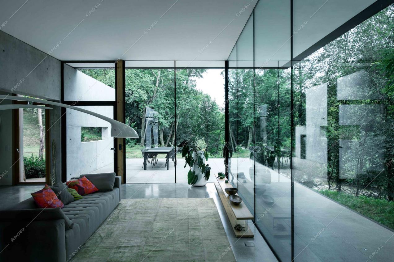 Zona living con vetrate