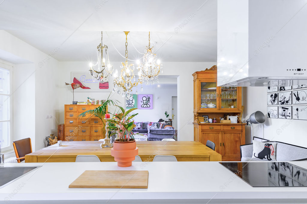 Vista sulla zona living dalla penisola della cucina dell'appartamento Tramontana, location in stile contemporaneo a Milano