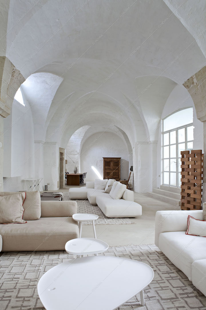 Zona living con più divani, soffitto bianco a volte