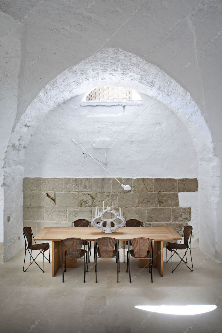Tavolo da pranzo in legno con candelabro