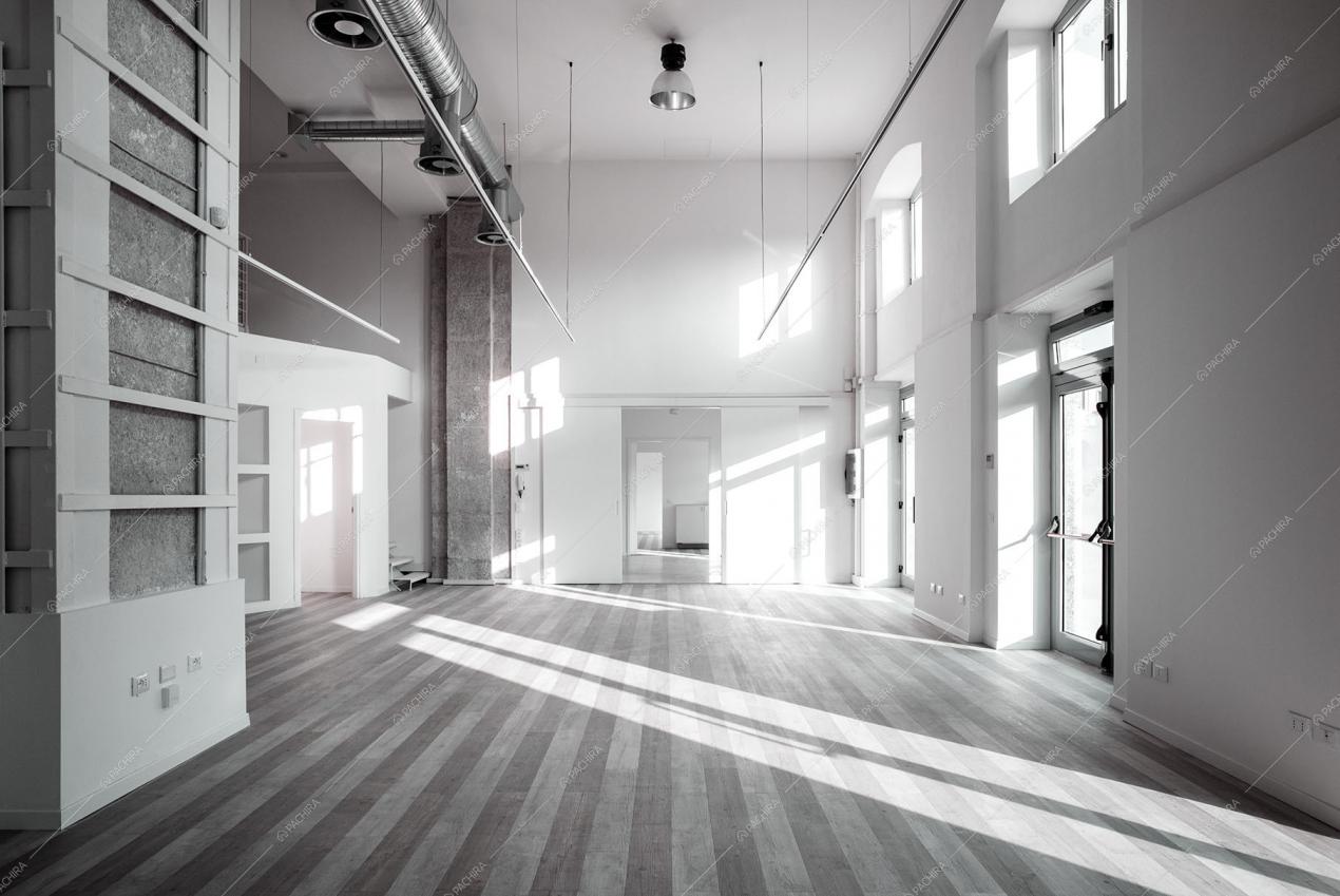 Spazio principale libero con parquet a listoni